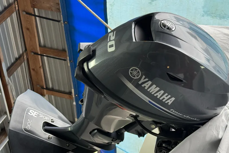 Encore II Yacht Photos Pics Yamaha 20 HP outboard