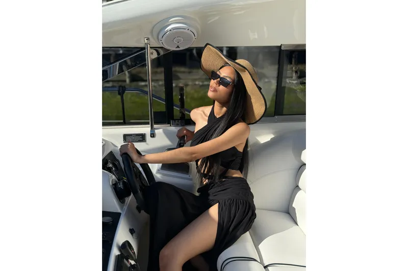  Yacht Photos Pics Woman in sun hat on 1998 Sunseeker Predator 63 yacht, enjoying a sunny day.