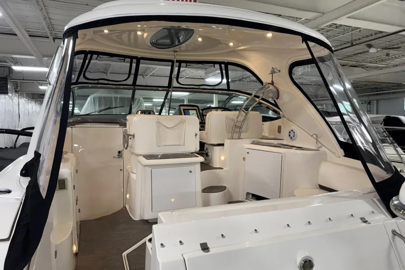  Yacht Photos Pics 2005 Cruisers Yachts 420 Express interior with helm, seating, and modern amenities.