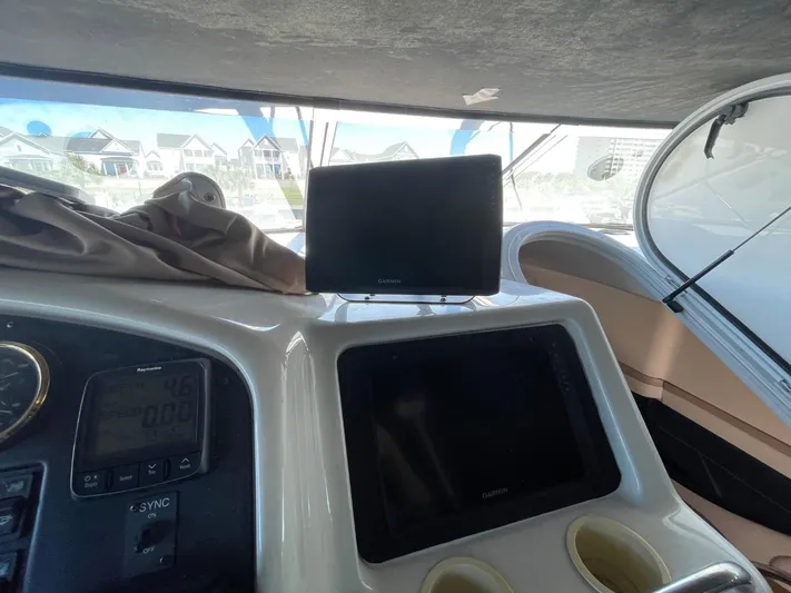 Relentless Yacht Photos Pics 1998 Carver 530 Voyager Pilothouse dashboard with navigation equipment and controls.