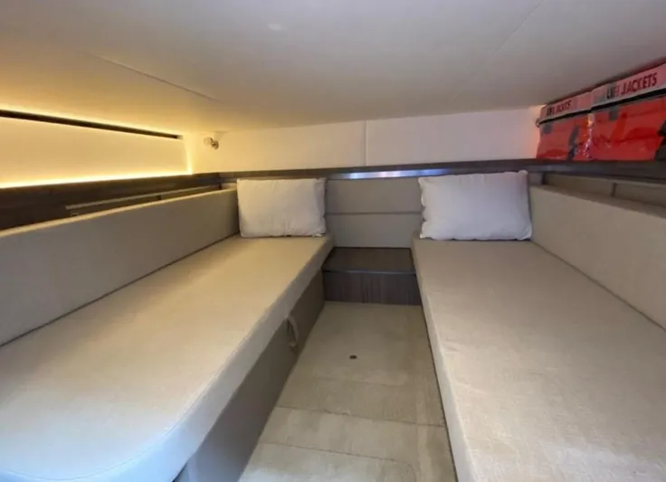 Hanamahina Yacht Photos Pics 2019 Sea Ray Sundancer 320 cabin interior with twin beds and life jackets.