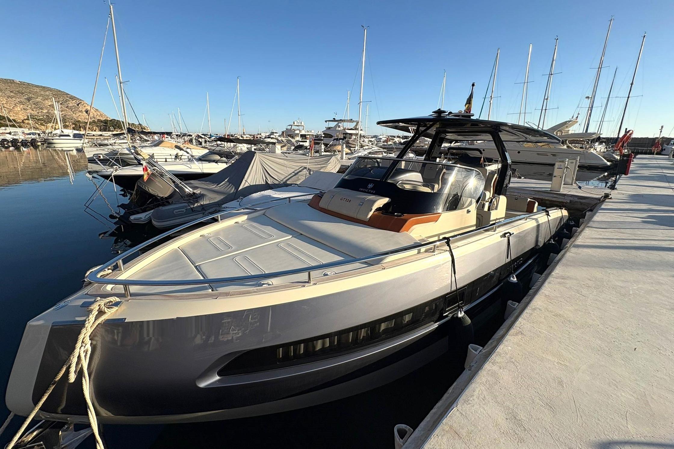 2025 Invictus 320 GT