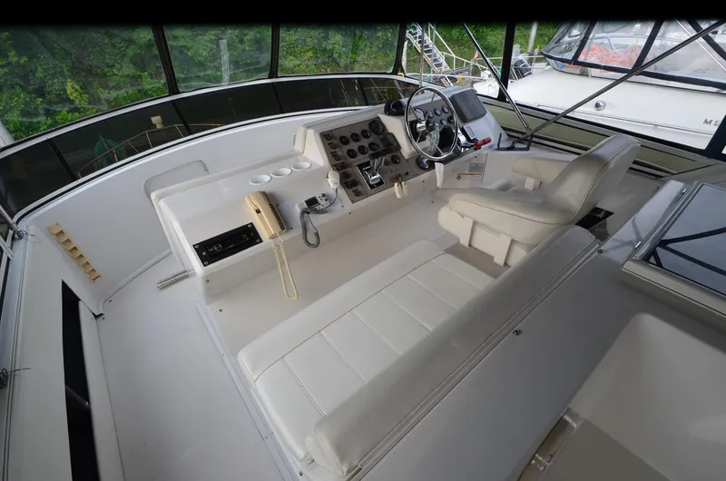 Radio Wave Yacht Photos Pics 2001 Carver 406 yacht helm with white seating and control panel.