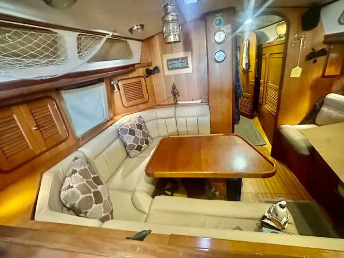 Joy Yacht Photos Pics Dinette