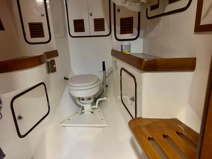 Joy Yacht Photos Pics Foreward Master Head