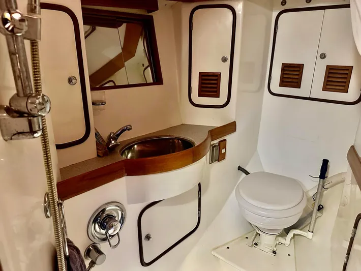 Joy Yacht Photos Pics Master Head