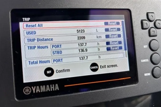  Yacht Photos Pics Yamaha display showing trip data: 5123L used, 2209 km distance, 137.7h port hours. Jeanneau NC Sport 895.