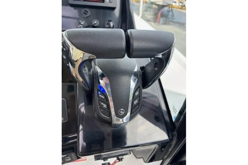  Yacht Photos Pics Close-up of Jeanneau NC Sport 895 2021 boat throttle control.