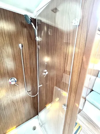 Three Beaches Yacht Photos Pics Shower area in 2020 Four Winns Vista 355 Coupe OB with wood paneling and glass door.