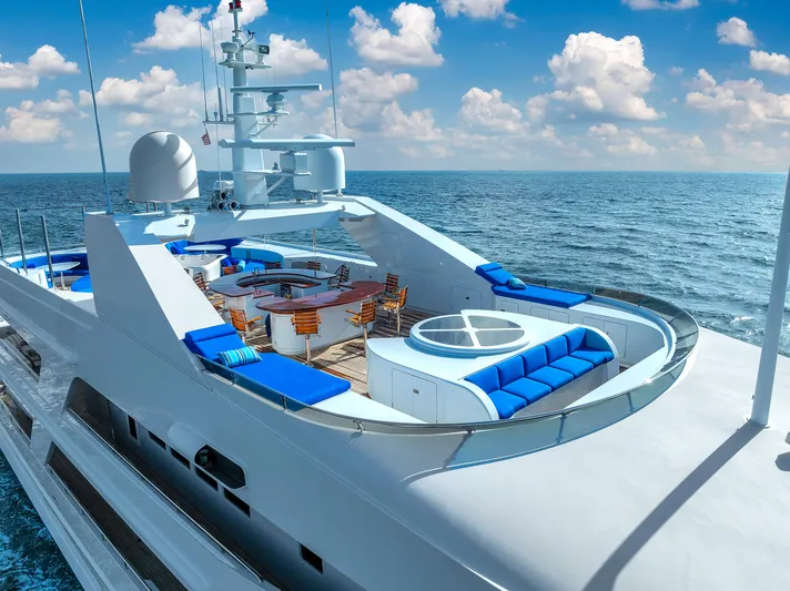 Star Diamond Yacht Photos Pics Luxurious 1998 Admiral Pilothouse yacht with spacious deck and ocean view.