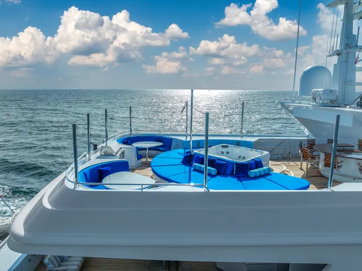 Star Diamond Yacht Photos Pics Luxurious 1998 Admiral Pilothouse yacht deck with jacuzzi and ocean view.