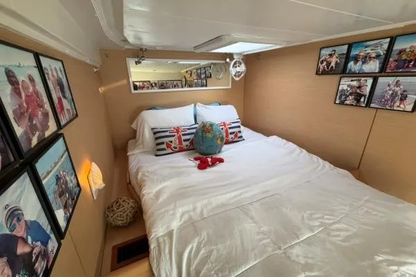 Apres Sea Yacht Photos Pics Cozy bedroom in 2008 Lagoon 420 yacht with nautical decor and family photos.