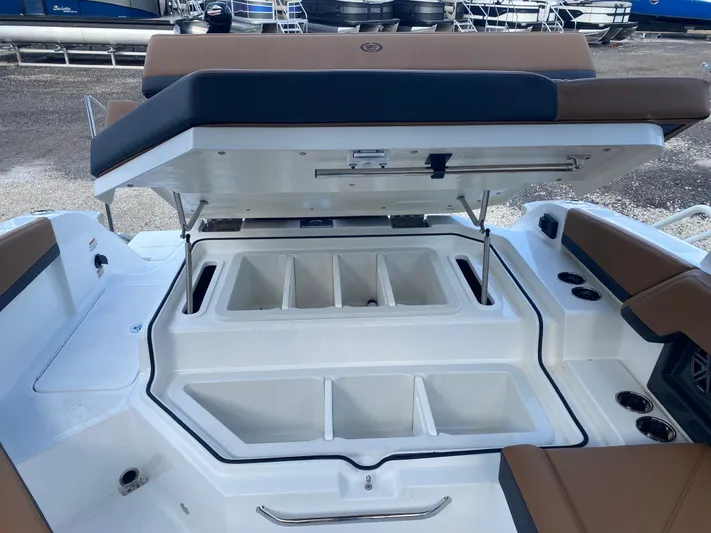  Yacht Photos Pics 2025 COBALT R4 OB - Image 15