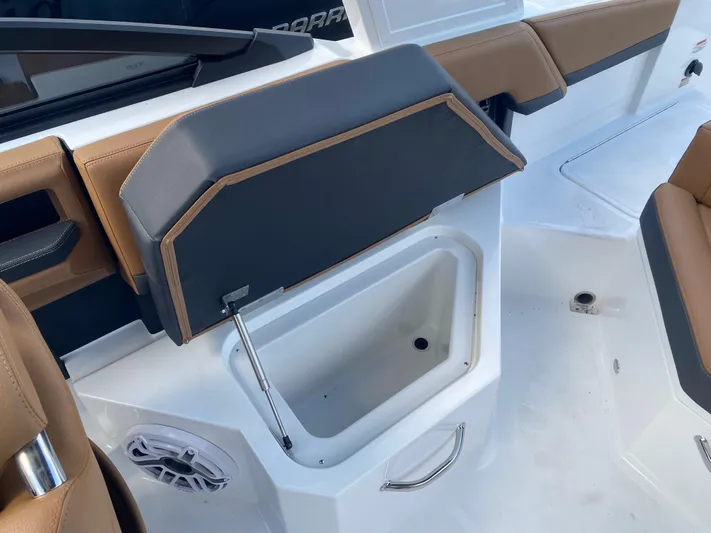  Yacht Photos Pics 2025 COBALT R4 OB - Image 14