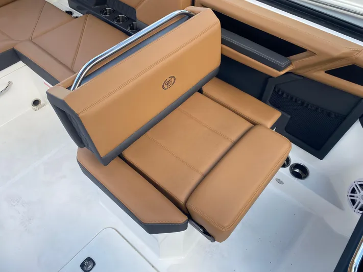  Yacht Photos Pics 2025 COBALT R4 OB - Image 13