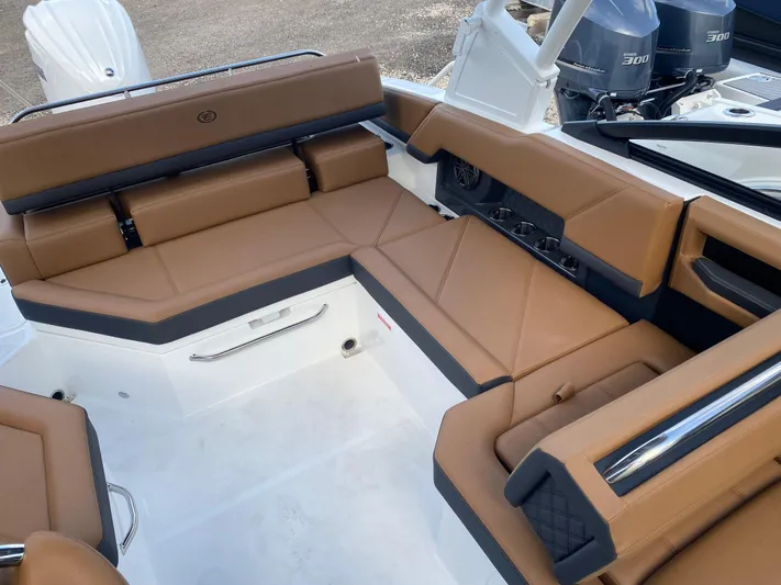  Yacht Photos Pics 2025 COBALT R4 OB - Image 12