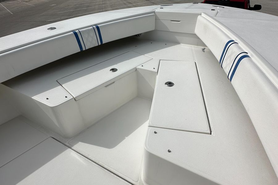 2005 Regulator 32 Forward Seating