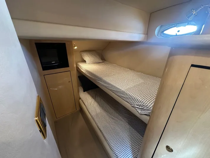 Anna Yacht Photos Pics 2001 Sea Ray 560 Sedan Bridge cabin with bunk beds and porthole window.