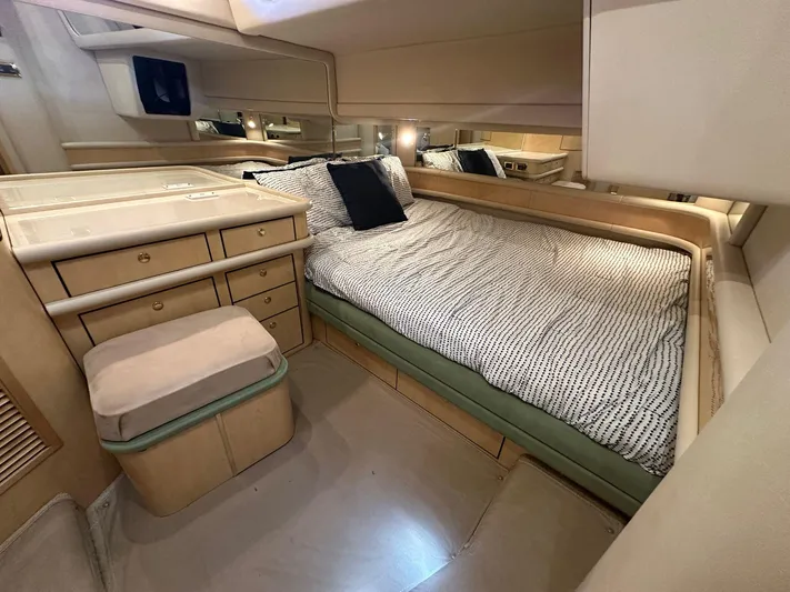 Anna Yacht Photos Pics Luxurious cabin interior of 2001 Sea Ray 560 Sedan Bridge yacht.