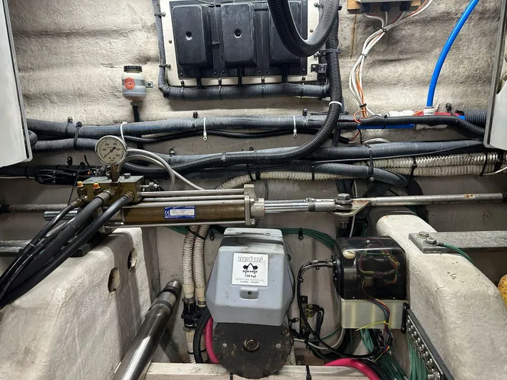 Anna Yacht Photos Pics Engine room of a 2001 Sea Ray 560 Sedan Bridge with hydraulic and electrical components.