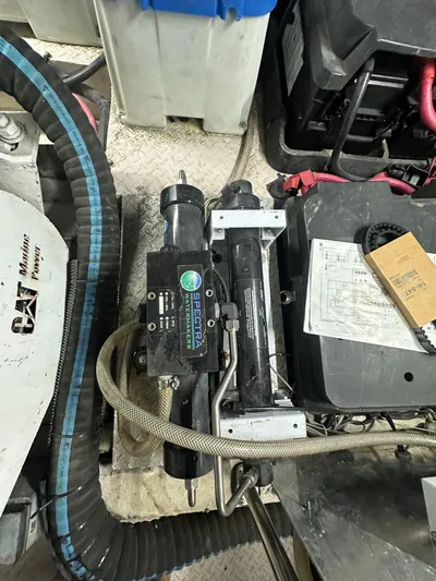 Anna Yacht Photos Pics Engine room of 2001 Sea Ray 560 Sedan Bridge with mechanical components.