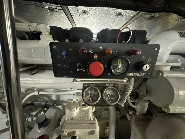 Anna Yacht Photos Pics Engine control panel of a 2001 Sea Ray 560 Sedan Bridge yacht.