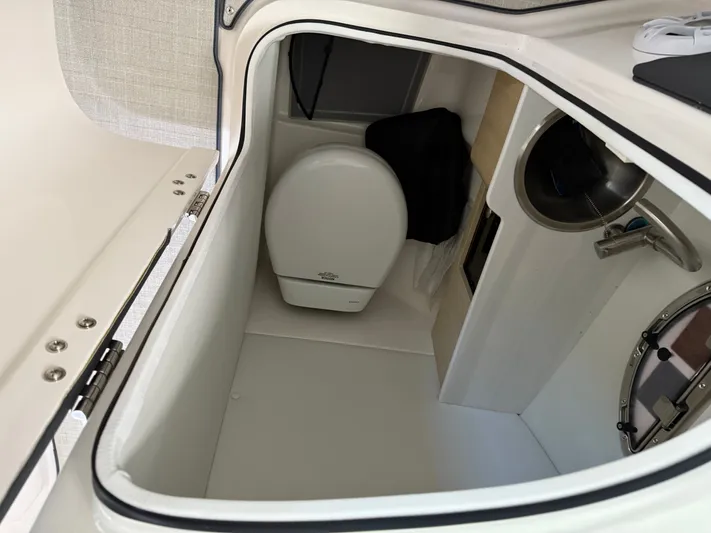  Yacht Photos Pics 2025 REGAL LX4 - Image 9