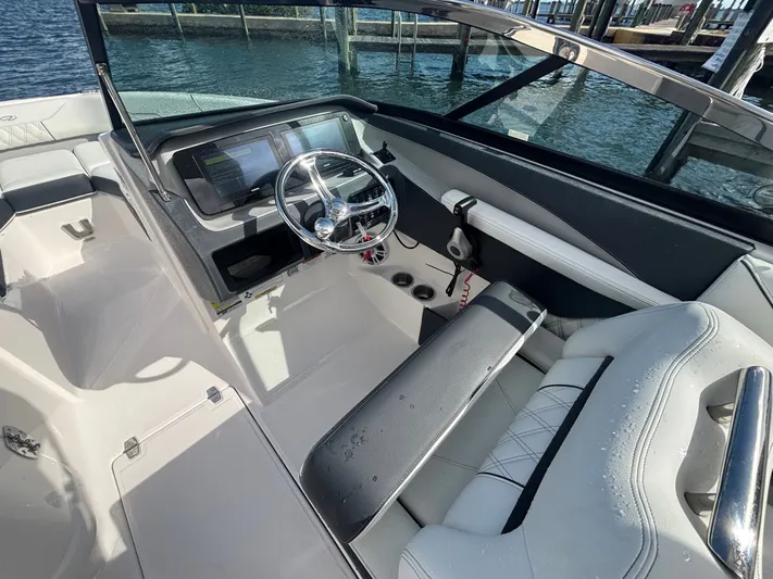  Yacht Photos Pics 2025 REGAL LX4 - Image 7