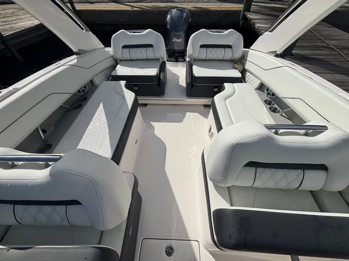  Yacht Photos Pics 2025 REGAL LX4 - Image 10