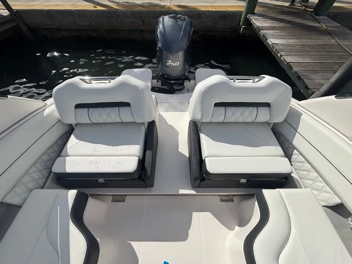  Yacht Photos Pics 2025 REGAL LX4 - Image 11