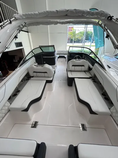  Yacht Photos Pics 2025 Regal Lx4 - Image 3