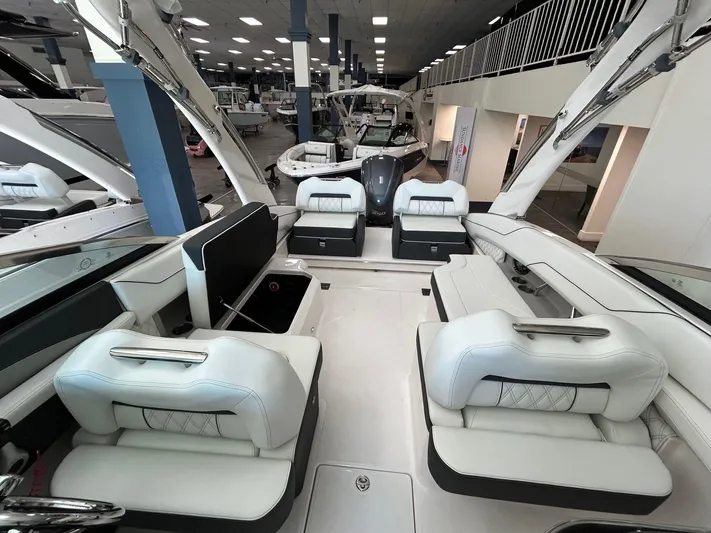  Yacht Photos Pics 2025 Regal Lx4 - Image 9