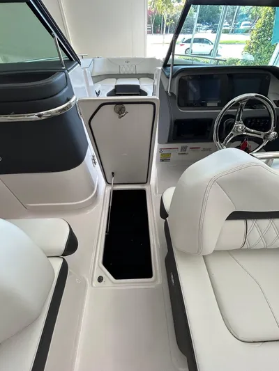  Yacht Photos Pics 2025 Regal Lx4 - Image 10