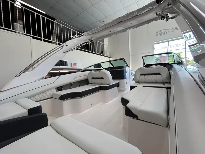  Yacht Photos Pics 2025 Regal Lx4 - Image 2
