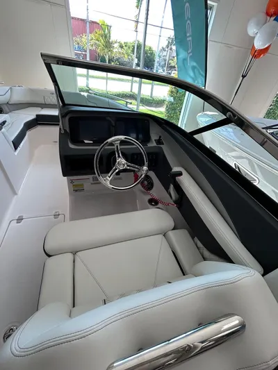  Yacht Photos Pics 2025 Regal Lx4 - Image 4