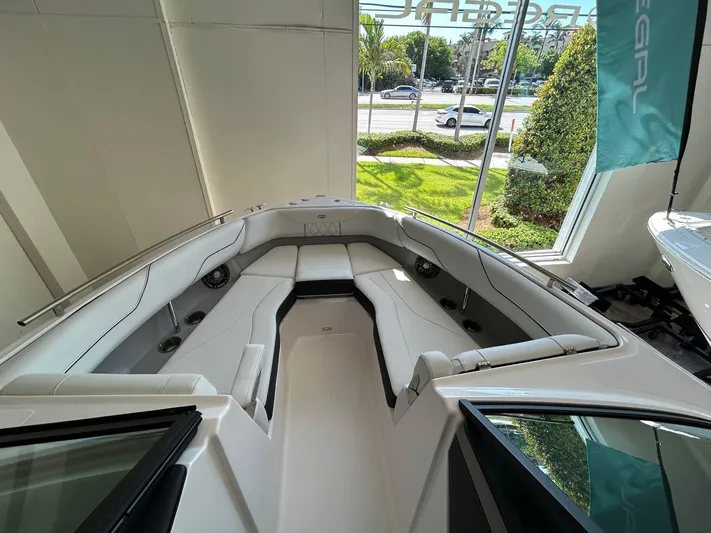  Yacht Photos Pics 2025 Regal Lx4 - Image 7