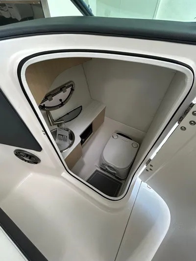  Yacht Photos Pics 2025 Regal Lx4 - Image 5