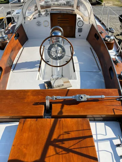 Perelandra Yacht Photos Pics 1968 Hinckley Bermuda 40 sailboat cockpit with wooden accents and steering wheel.