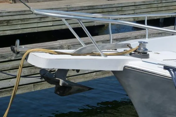  Yacht Photos Pics Bow of 1999 Mainship 350 Trawler with anchor and dock lines.