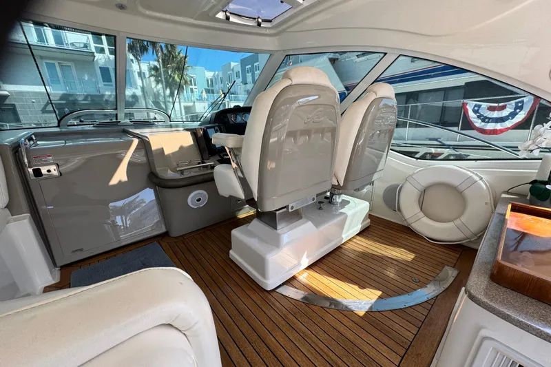  Yacht Photos Pics Interior of 2006 Sea Ray 48 Sundancer yacht with helm and seating area.