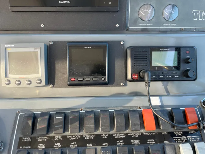 Yacht Photos Pics Control panel of a 2001 Tiara Yachts 4100 Open with navigation equipment.