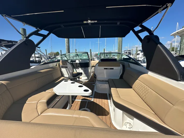  Yacht Photos Pics 2019 Sea Ray SLX 280 boat interior with tan seating and a central table.