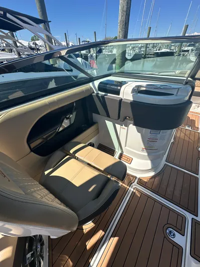  Yacht Photos Pics 2019 Sea Ray SLX 280 boat interior with tan seating and wood-style flooring.