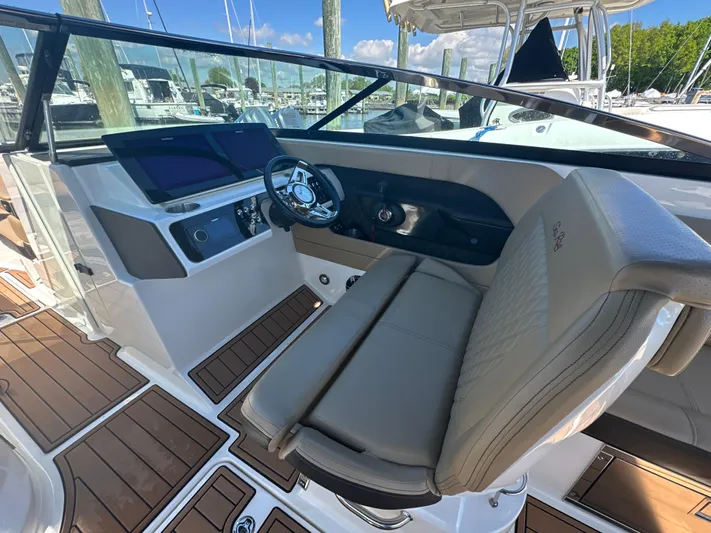  Yacht Photos Pics 2019 Sea Ray SLX 280 boat cockpit with modern steering and seating.