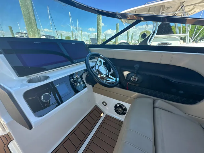  Yacht Photos Pics 2019 Sea Ray SLX 280 boat interior with steering wheel and control panel.
