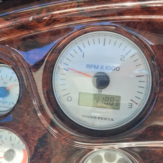  Yacht Photos Pics Close-up of Cranchi Mediterranee 47 HT 2006 dashboard with RPM gauge displaying 1180.3.