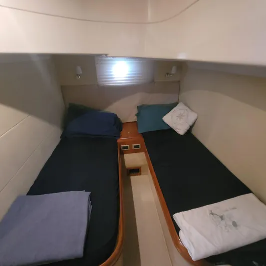  Yacht Photos Pics Twin cabin in 2006 Cranchi Mediterranee 47 HT yacht, featuring cozy beds and soft lighting.