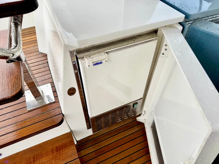 Seacresea Yacht Photos Pics 2019 Prestige 520 yacht interior with built-in refrigerator and wooden flooring.