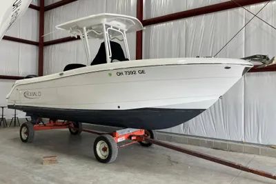 Robalo R242 Center Console