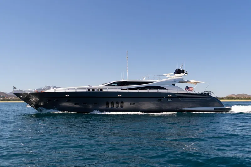 Go Yacht Photos Pics Luxury Leopard 34 yacht cruising on open water, 2008 model.